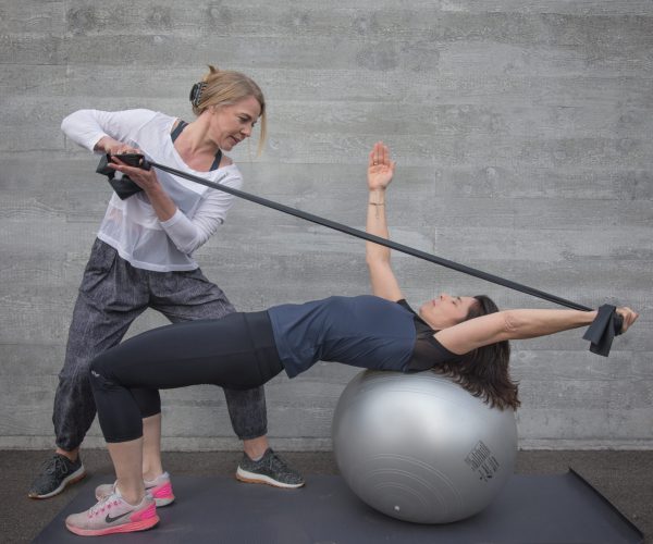 Personal Training mit Ball und Band Kerstin Ruoff beim Training mit einer Kundin